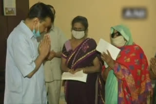 Delhi CM gives Rs 1 cr compensation to family of deceased