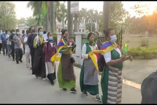 tibetan-women-took-out-candle-march