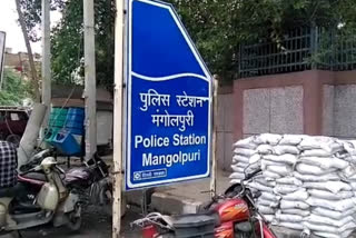 youth commits suicide in mangolpuri  mangolpuri suicide in delhi  sucide in mangolpuri delhi  मंगोलपुरी में आत्महत्या  दिल्ली के मंगोलपुरी में आत्महत्या  दिल्ली पुलिस