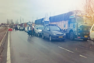 سرینگر جموں شاہراہ بند،  مسافرو ڈرائیورز پریشان