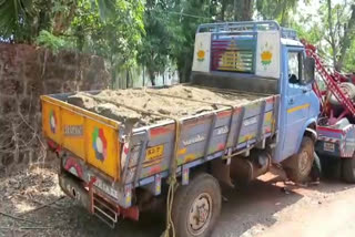Police found an abandoned lorry while transporting sand  മണൽ കടത്ത് വാർത്തകൾ  Sand smuggling news in thalipparamp