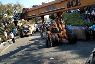 lorry accident at dimbam cross in chamrajnagara