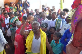 Bizarre ritual of breaking coconut on devotees' head