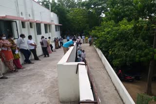 heavy rush at vaccination centers, hanmakonda government hospital vaccination  