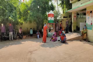 heavy rushed at manthani community health center, rush at manthani covid tests center 