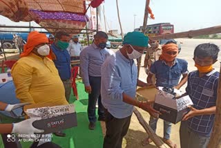 bjp mla jitendra verma distribute shoes among labors