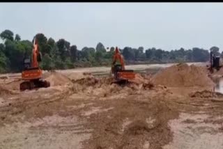 Illegal excavation of sand being done bypassing the rules in Katni