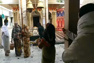 सावन के सोमवार पर मंदिर में लगी भीड़ 