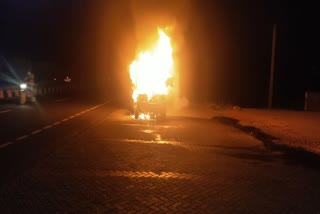 Car catches fire in Villupuram -Trichy Highway