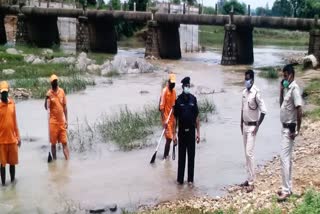 NDRF team searching for boy deadbody in river in Palamuपलामू में NDRF की टीम मलय से लेकर सोन नदी में तलाश रही शव