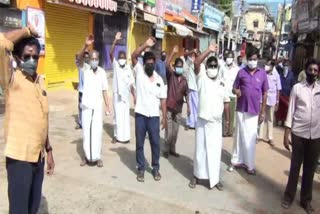 periyakulam traders protest for opening shops in curfew period