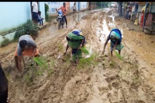 Villagers protest against bad roads in Hazaribaghग