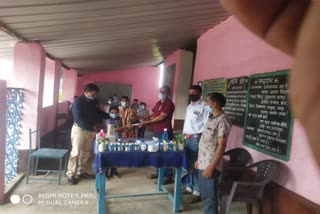 Teachers distributed sanitizers and masks in Mohalla class