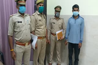 गिरफ्तार अभियुक्त के साथ पुलिस