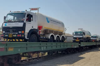 Oxygen Express with 70 tonnes of oxygen reaches Delhi ഓക്സിജൻ എക്സ്പ്രസ് ഓക്സിജൻ എക്സ്പ്രസ് ഡൽഹിയിൽ ഓക്‌സിജൻ ക്ഷാമം റെയിൽ‌വേ മന്ത്രി പീയുഷ് ഗോയൽ