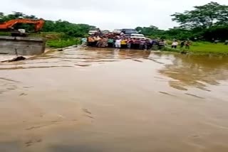 The river is jammed due to overflow river