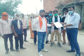 Shivsena submit memorandum to tahsildar for road