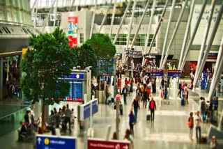 Passenger screening at IGI's T3; misses home quarantine ഹർജിത് സിംഗ് പ്രവേശന കവാടത്തിൽ സ്ക്രീനിംഗ് കസാക്കിസ്ഥാനിൽ നിന്ന് ഇന്ത്യയിലെത്തി കൊവിഡ് മാനദണ്ഡങ്ങൾ നിർബന്ധിത ക്വാറന്റൈനിലാക്കി