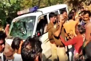 villagers beaten policeman who went to catch liquor mafia in jalaun