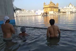 ਸਿਖ ਧਰਮ ਦੇ ਨਵੇਂ ਸਾਲ ਮੌਕੇ ਸੰਗਤਾਂ ਸਚਖੰਡ ਸ੍ਰੀ ਹਰਿਮੰਦਰ ਸਾਹਿਬ ਵਿਖੇ ਨਤਮਸਤਕ