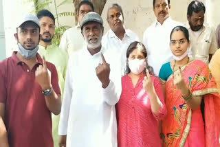 bjp-obc-morcha-president-laxman-casted-his-vote-at-gandhi-nagar-in-hyderabad