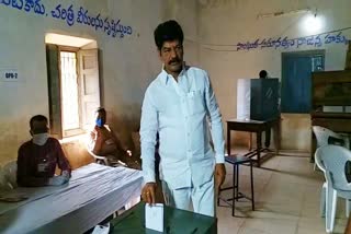 mla-shankar-naik-casted-his-vote-in-mahabubabad-district