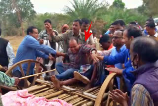 MLA Irfan Ansari fell down during bullock cart ride in Jamtara