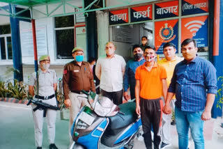 shahdara bazar snatcher  snatcher arrest in delhi  farsh market station police  crime in delhi  delhi latest crime news  फर्श बाजार थाना पुलिस दिल्ली  दिल्ली में बदमाश गिरफ्तार  शाहदरा जिला पुलिस दिल्ली