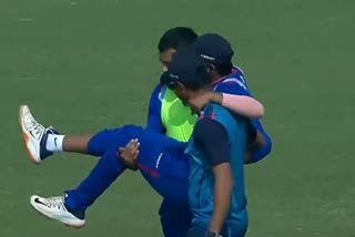 vijay hazare trophy final prithvi shaw carried off the field after being hit on shin