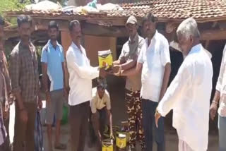 local-leader-mallesh-babu-distributes-siren-in-kolar