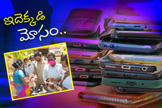 collect ten rupees for keep mobiles at polling center in mahabubnagar