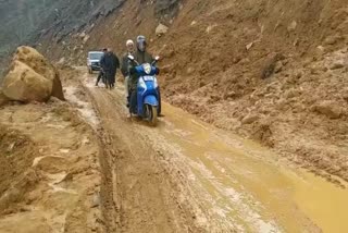 mud on road laisoo damhal disturbs passers by