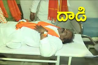 trs leaders attack on bjp mlc candidate premender reddy in mahabubabad district