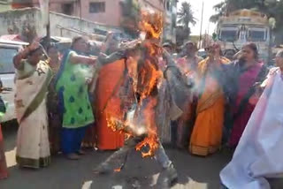 bjp workers burn effigy against Congress leaders in pakur