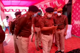 ssp ghaziabad on round  weapon handling of police personnel  general knowledge of police personnel  गाजियाबाद पुलिस  पुलिसकर्मियों का हथियार संबंधित टेस्ट  गाजियाबाद एसएसपी कलानिधि नैथानी