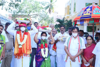 Kanipakam Temple eo offerd cloths to Srikalahasti Temple