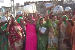 ધોરાજીમાં મહિલાઓએ પીવાના પાણીની સમસ્યા મુદ્દે બેડા સરઘસ કાઢી દેખાવો કર્યા