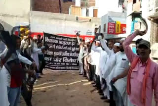 muslim community shows black flags in protest against delhi CM Arvind Kejriwal