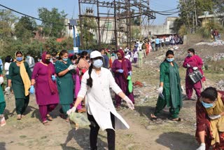 People of Nahan cleaning the Markanda River