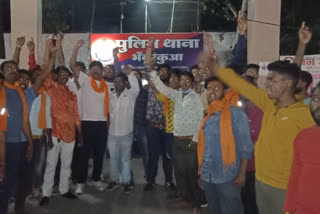 bajrang dal activists creates  ruckus at bhanvarakuaan police station