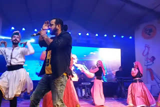 Himachali singer Kuldeep Sharma Nati King Kuldeep Sharma rocked his singing in the third cultural evening