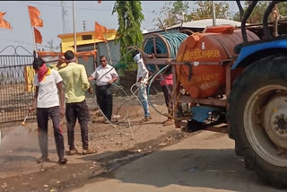 ग्रामीण भागात सॅनिटाइझरची फवारणी