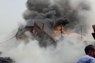 Fierce fire in Indirapuram slums people escaped and saved lives