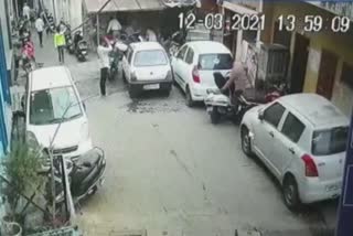 लड़कियों के अंडर गारमेंट्स चोरी कर रहे युवक CCTV में कैद