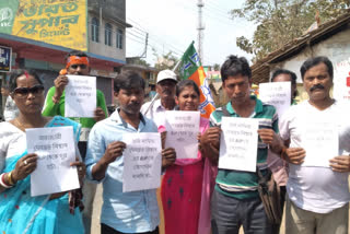 আগুন জ্বালিয়ে রাস্তা অবরোধ বিজেপির