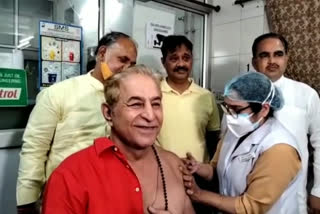 Bollywood actor Dilip Tahil gets vaccinated in hindurao hospital delhi