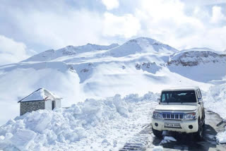 BRO doing work to remove snow in manali leh road