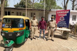 Sangam vihar anti snatching team arrested Illegal liquor smuggler