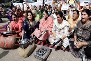 congress womens wing protests against inflation in jammu