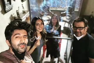 Kartik Aaryan welcomes back Tabu on "Bhool Bhulaiyaa 2" set